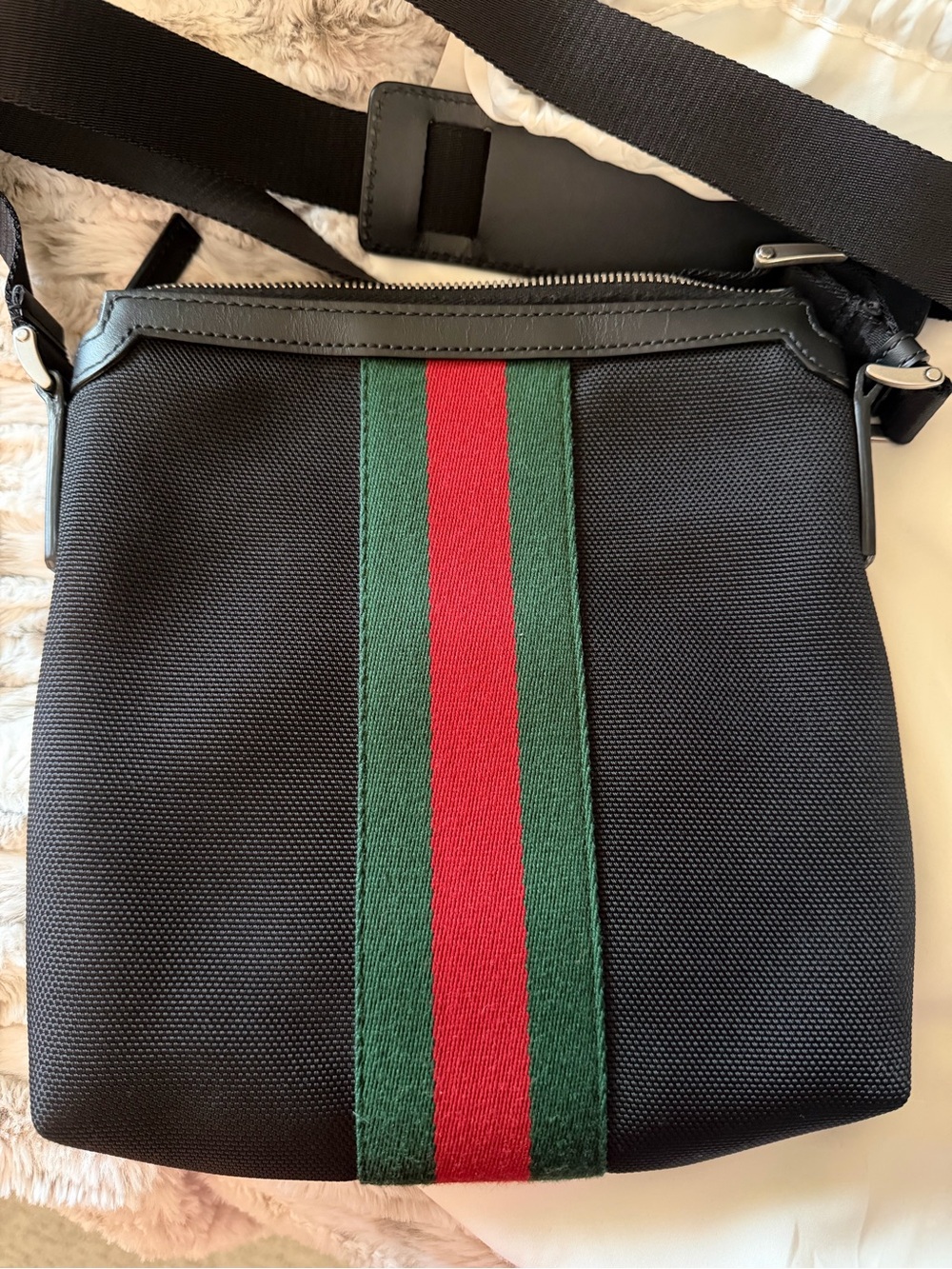 Authentic Gucci Techno Web Canvas Black Messenger Bag Green/Red Sherry Line Stap
